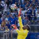 El arquero Edouard Mendy de Senegal ataja el balón este martes, en un partido del grupo I del Mundial de la FIFA 2026 entre Francia y Senegal en el estadio MetLife de Nueva Jersey (Estados Unidos). EFE/ Ángel Colmenares