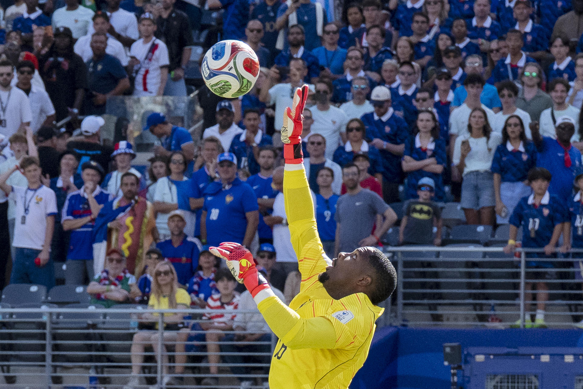 El arquero Edouard Mendy de Senegal ataja el balón este martes, en un partido del grupo I del Mundial de la FIFA 2026 entre Francia y Senegal en el estadio MetLife de Nueva Jersey (Estados Unidos). EFE/ Ángel Colmenares