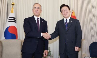 EVIAN-LES-BAINS (Francia), 17/06/2026.- El presidente surcoreano, Lee Jae Myung (derecha), posa para una foto antes de sus conversaciones con el primer ministro canadiense Mark Carney en el marco de la cumbre del G7 en Evian-les-Bains, Francia, el 16 de junio de 2026.
EFE/EPA/YONHAP SOUTH KOREA OUT