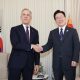 EVIAN-LES-BAINS (Francia), 17/06/2026.- El presidente surcoreano, Lee Jae Myung (derecha), posa para una foto antes de sus conversaciones con el primer ministro canadiense Mark Carney en el marco de la cumbre del G7 en Evian-les-Bains, Francia, el 16 de junio de 2026.
EFE/EPA/YONHAP SOUTH KOREA OUT