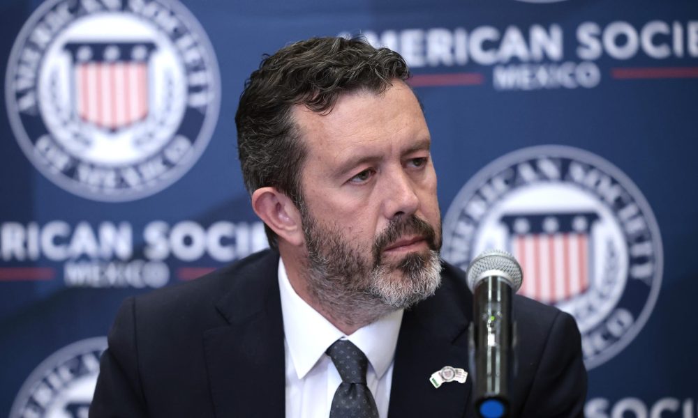 El presidente de American Society de México (AmSoc), Larry Rubin, habla durante una rueda de prensa en Ciudad de México (México). Imagen de archivo. EFE/ José Méndez