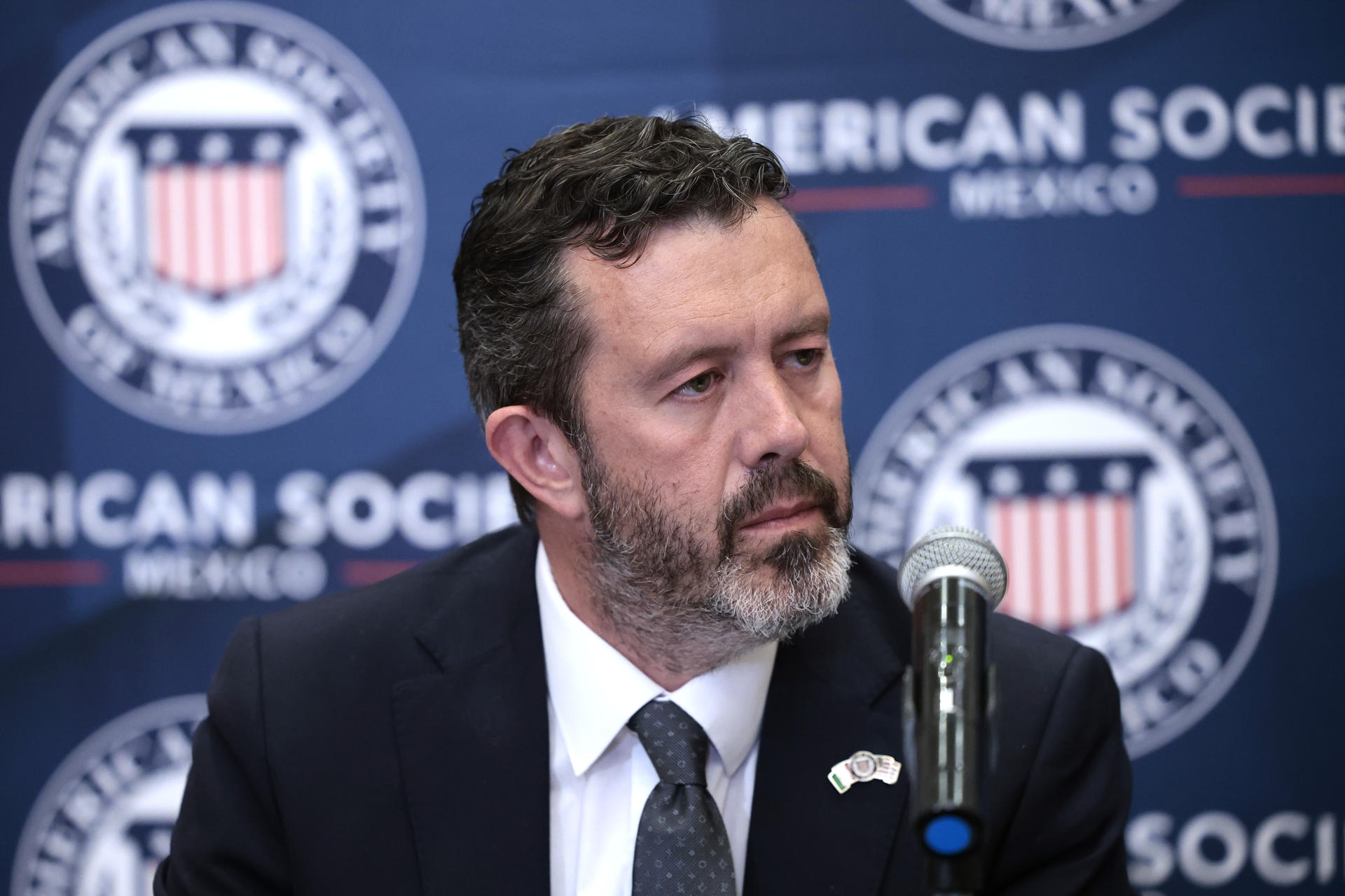 El presidente de American Society de México (AmSoc), Larry Rubin, habla durante una rueda de prensa en Ciudad de México (México). Imagen de archivo. EFE/ José Méndez