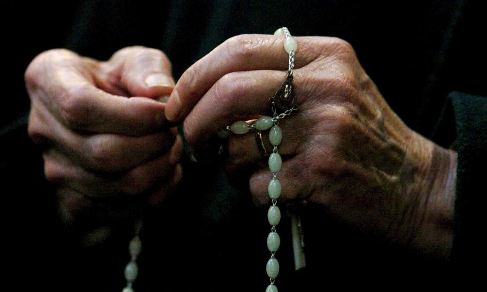 Una mujer reza el rosario en una imagen de archivo. EFE/Chris Radburn PROHIBIDA SU PUBLICACIÓN EN REINO UNIDO E IRLANDA[UK AND IRELAND OUT]