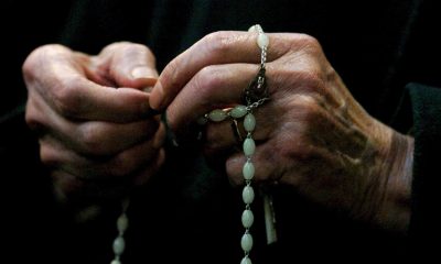 Una mujer reza el rosario en una imagen de archivo. EFE/Chris Radburn PROHIBIDA SU PUBLICACIÓN EN REINO UNIDO E IRLANDA[UK AND IRELAND OUT]
