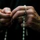Una mujer reza el rosario en una imagen de archivo. EFE/Chris Radburn PROHIBIDA SU PUBLICACIÓN EN REINO UNIDO E IRLANDA[UK AND IRELAND OUT]