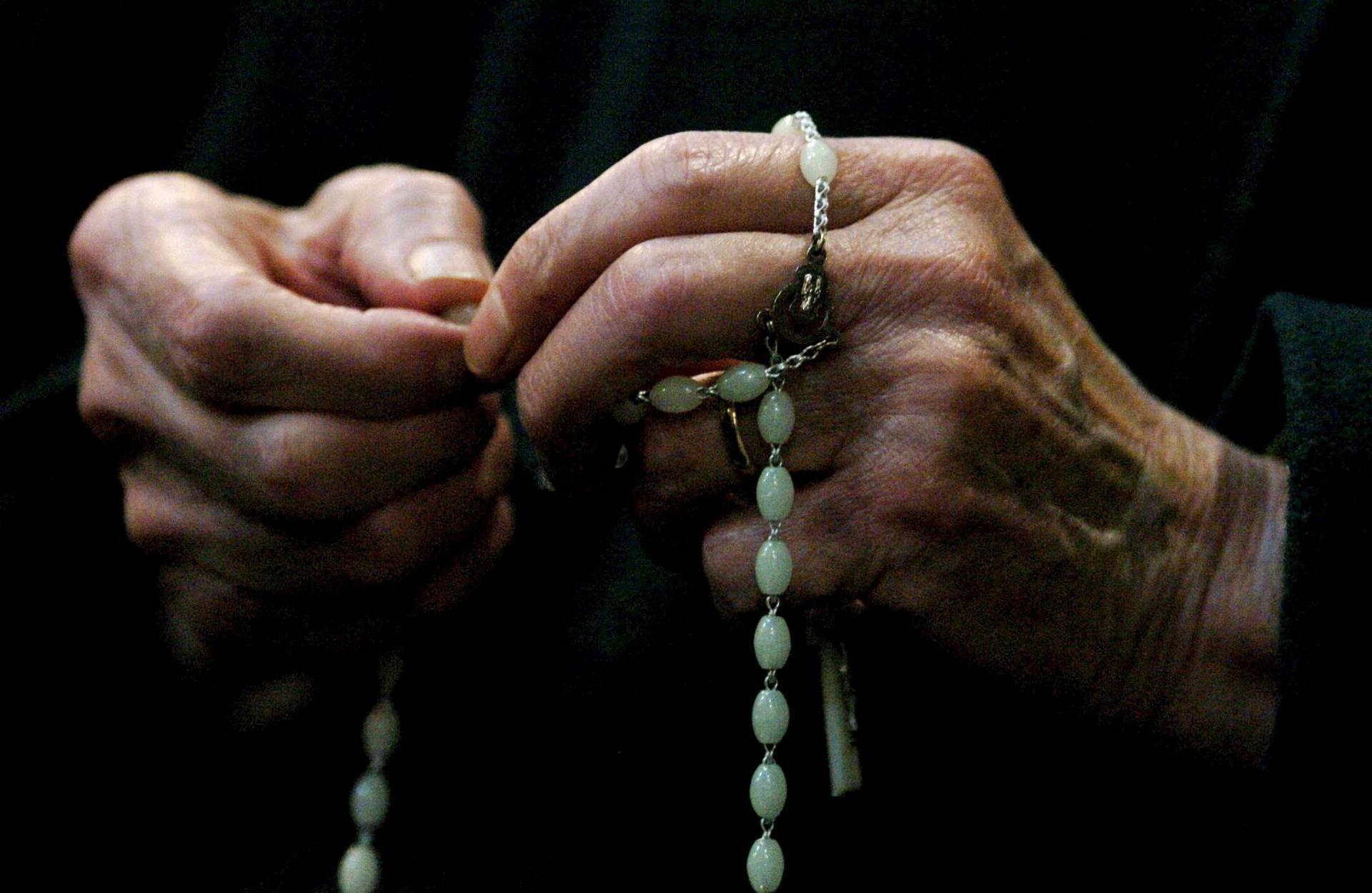 Una mujer reza el rosario en una imagen de archivo. EFE/Chris Radburn PROHIBIDA SU PUBLICACIÓN EN REINO UNIDO E IRLANDA[UK AND IRELAND OUT]