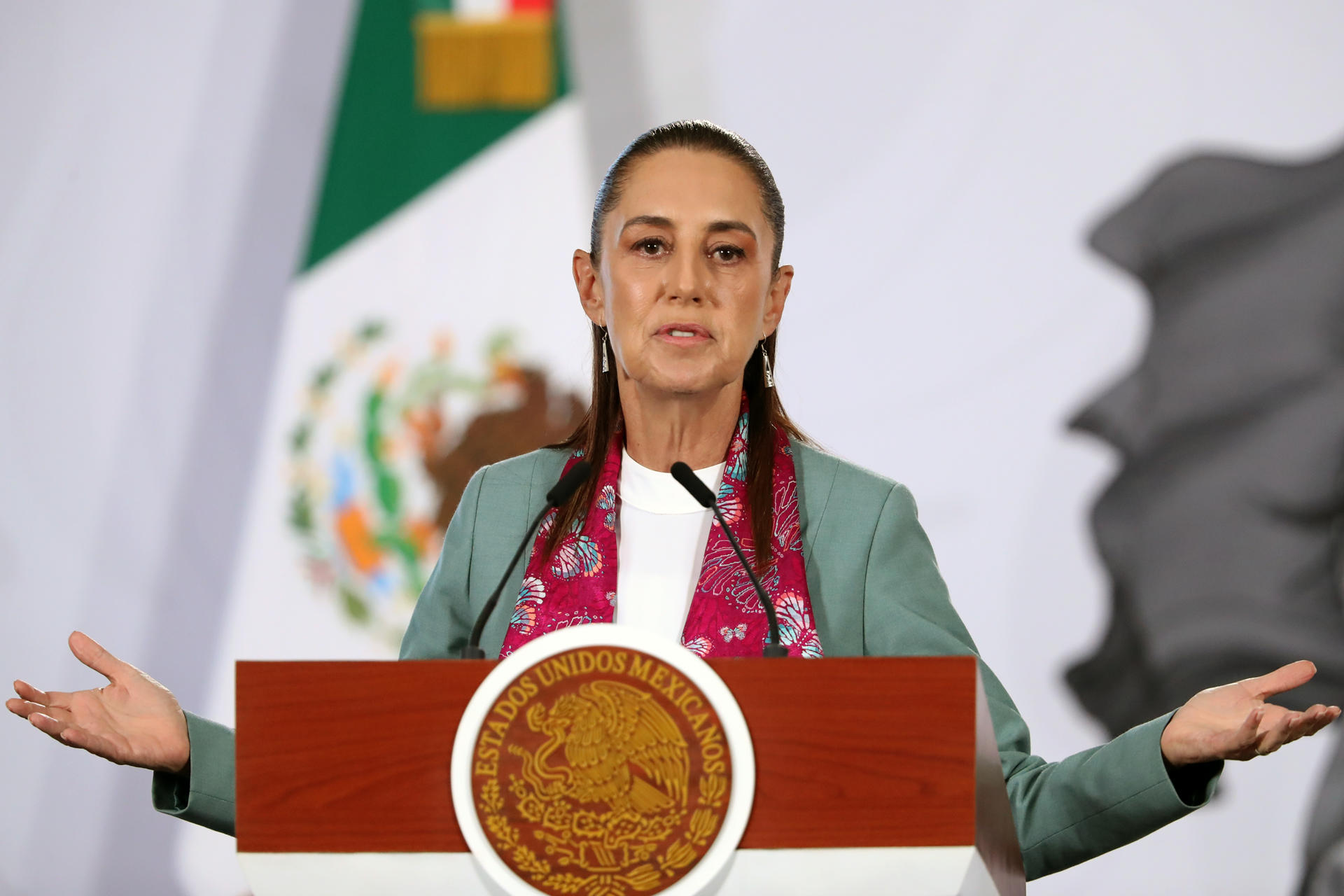 La presidenta de México, Claudia Sheinbaum, habla durante una rueda de prensa este martes, en el Palacio Nacional de Ciudad de México (México). EFE/Mario Guzmán