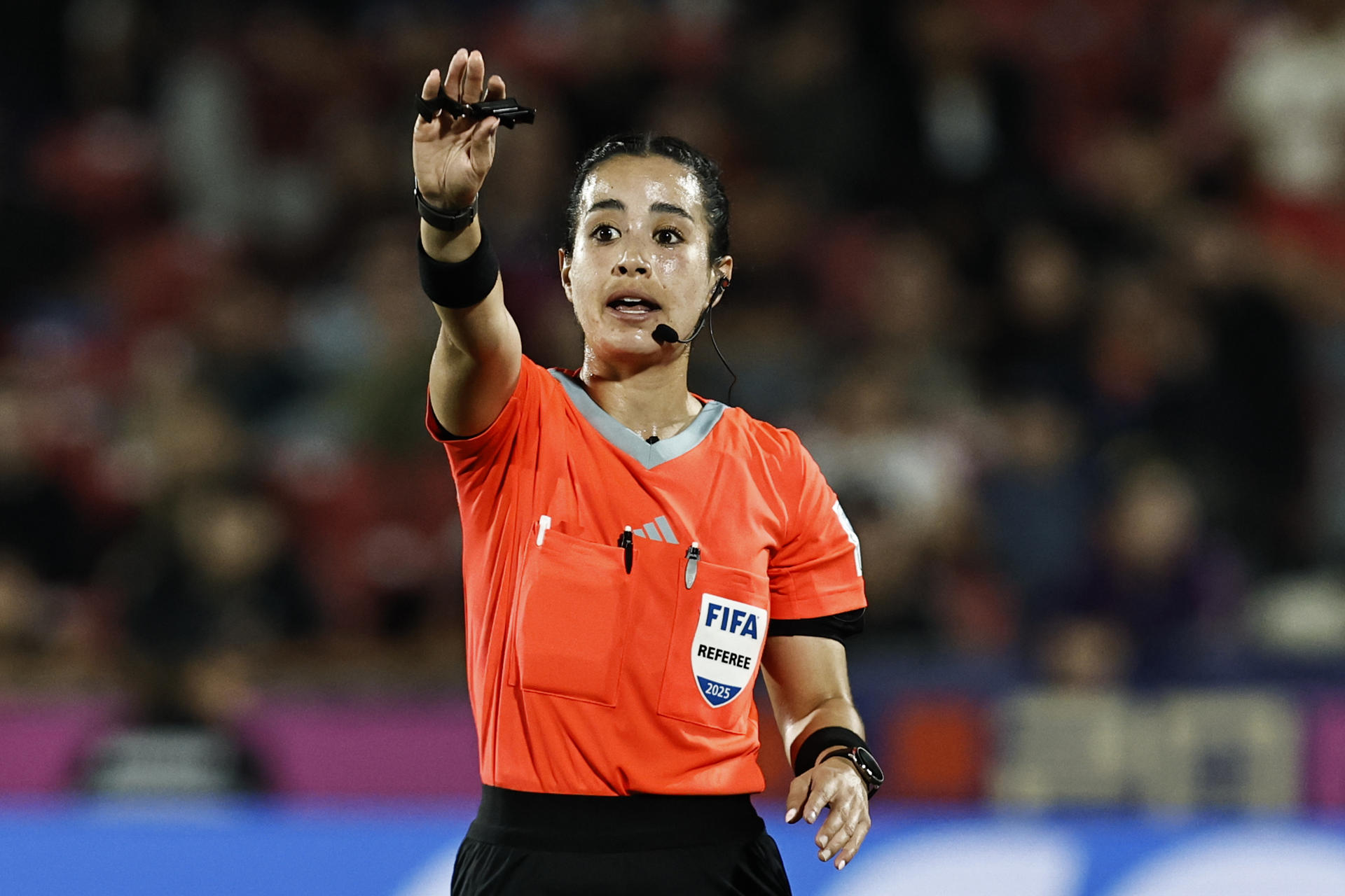 Fotografía de archivo de la árbitra Katia Itzel García durante un partido de octavos de final de la Copa Mundial Sub-20 entre Japón y Francia en el estadio Nacional Julio Martínez Prádanos, en Santiago (Chile). EFE/Osvaldo Villarroel