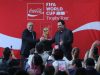 El exjugador brasileño Roberto Carlos (i) acompañado del mexicano Hugo Sánchez, muestran la Copa del Mundial 2026 este viernes, durante un evento en la Ciudad de México (México). EFE/ Mario Guzmán
