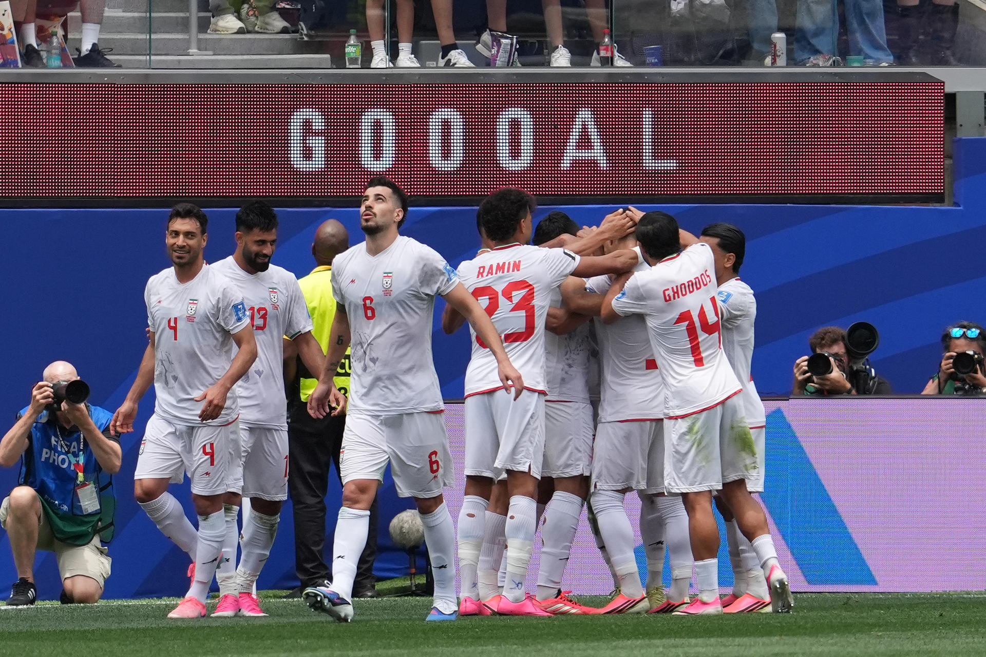 Jugadores de Irán celebran un gol que fue anulado en un partido del grupo G del Mundial de la FIFA 2026 entre Bélgica e Irán, en el estadio SoFi en Los Ángeles (EE.UU.). EFE/ Omar Alonso