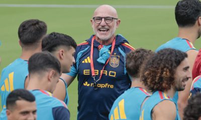 El seleccionador español de fútbol, Luis de la Fuente, celebra su cumpleaños junto a los integrantes del equipo, durante un entrenamiento este lunes. EFE/ Lavandeira Jr