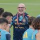 El seleccionador español de fútbol, Luis de la Fuente, celebra su cumpleaños junto a los integrantes del equipo, durante un entrenamiento este lunes. EFE/ Lavandeira Jr