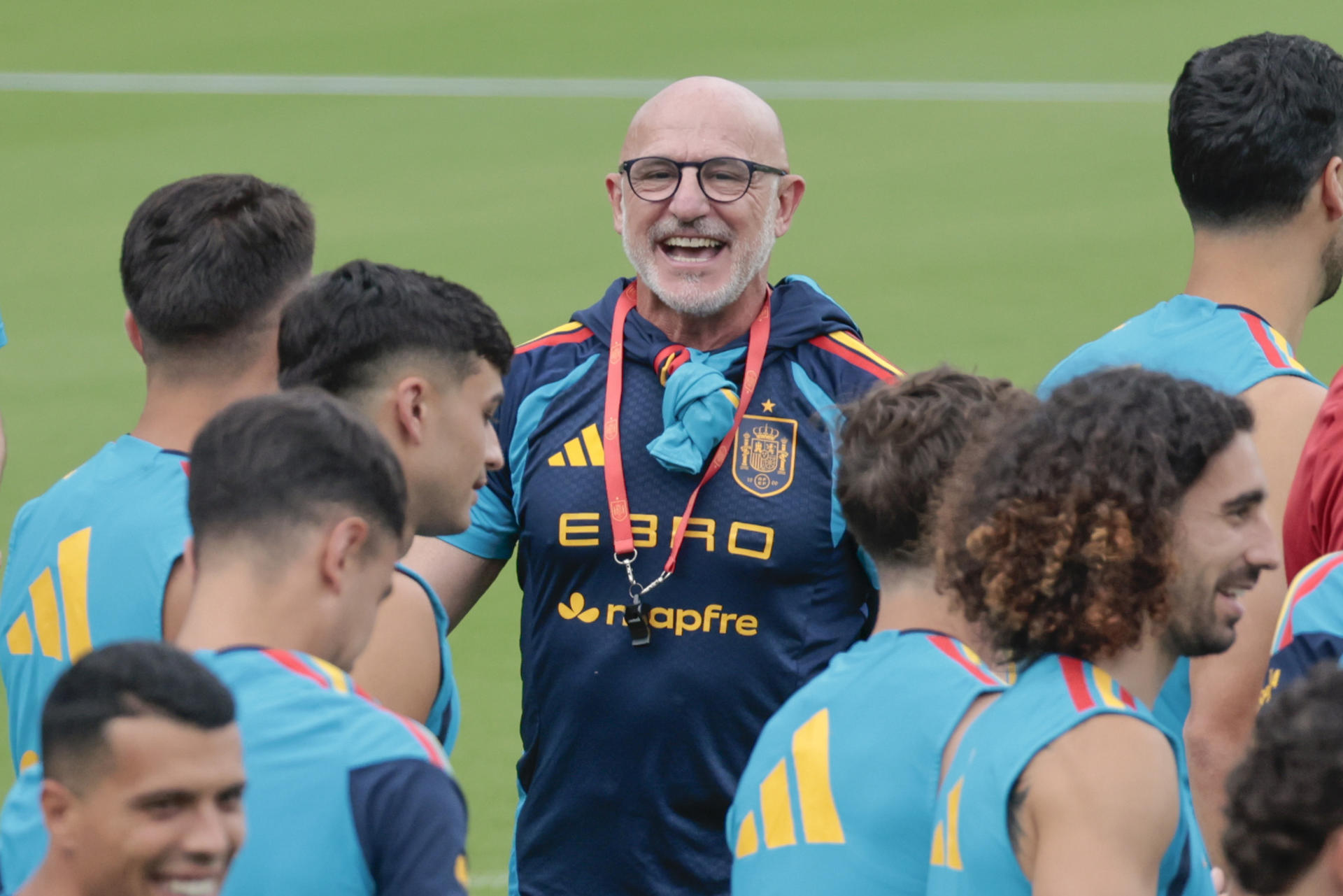 El seleccionador español de fútbol, Luis de la Fuente, celebra su cumpleaños junto a los integrantes del equipo, durante un entrenamiento este lunes. EFE/ Lavandeira Jr