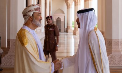El primer ministro y jefe de la diplomacia catarí, Mohamed bin Abdulrahmán, saluda al sultán de Omán, Haizam bin Tariq (i), este miércoles en Mascate. Mohamed bin Abdulrahmán habló este miércoles con el sultán de Omán sobre las negociaciones entre Estados Unidos e Irán, así como los contactos árabes con Teherán para poner fin al conflicto en el estrecho de Ormuz y el golfo Pérsico. EFE/Ministerio de Exteriores de Omán/SOLO USO EDITORIAL/SOLO DISPONIBLE PARA ILUSTRAR LA NOTICIA QUE ACOMPAÑA (CRÉDITO OBLIGATORIO)