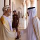 El primer ministro y jefe de la diplomacia catarí, Mohamed bin Abdulrahmán, saluda al sultán de Omán, Haizam bin Tariq (i), este miércoles en Mascate. Mohamed bin Abdulrahmán habló este miércoles con el sultán de Omán sobre las negociaciones entre Estados Unidos e Irán, así como los contactos árabes con Teherán para poner fin al conflicto en el estrecho de Ormuz y el golfo Pérsico. EFE/Ministerio de Exteriores de Omán/SOLO USO EDITORIAL/SOLO DISPONIBLE PARA ILUSTRAR LA NOTICIA QUE ACOMPAÑA (CRÉDITO OBLIGATORIO)