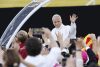 El papa León XIV saluda a los fieles a su llegada a la vigilia que celebra con 40.000 jóvenes este martes en el Estadio Olímpico de Barcelona. EFE/Alberto Estévez
