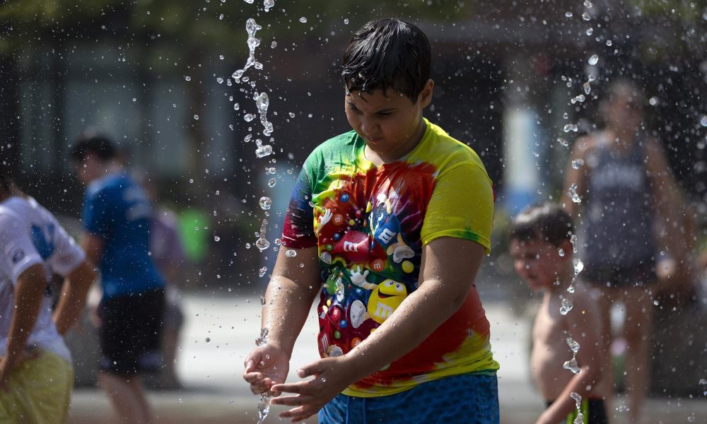 Un niño se refresca en una fuente en Boston (EE.UU.). Fotografía de archivo. EFE/CJ GUNTHER