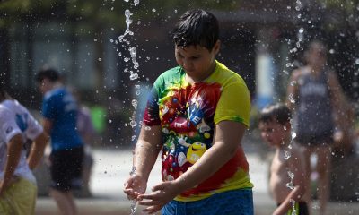 Un niño se refresca en una fuente en Boston (EE.UU.). Fotografía de archivo. EFE/CJ GUNTHER