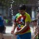 Un niño se refresca en una fuente en Boston (EE.UU.). Fotografía de archivo. EFE/CJ GUNTHER