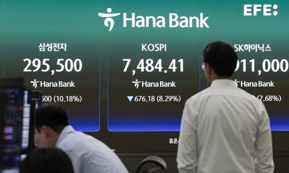 Seúl (Corea del Sur), 08/06/2026.- Operadores surcoreanos trabajan frente a monitores en el Banco Hana en Seúl, Corea del Sur, el 8 de junio de 2026. 
EFE/EPA/JEON HEON-KYUN