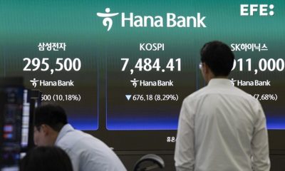 Seúl (Corea del Sur), 08/06/2026.- Operadores surcoreanos trabajan frente a monitores en el Banco Hana en Seúl, Corea del Sur, el 8 de junio de 2026. 
EFE/EPA/JEON HEON-KYUN