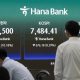 Seúl (Corea del Sur), 08/06/2026.- Operadores surcoreanos trabajan frente a monitores en el Banco Hana en Seúl, Corea del Sur, el 8 de junio de 2026. 
EFE/EPA/JEON HEON-KYUN