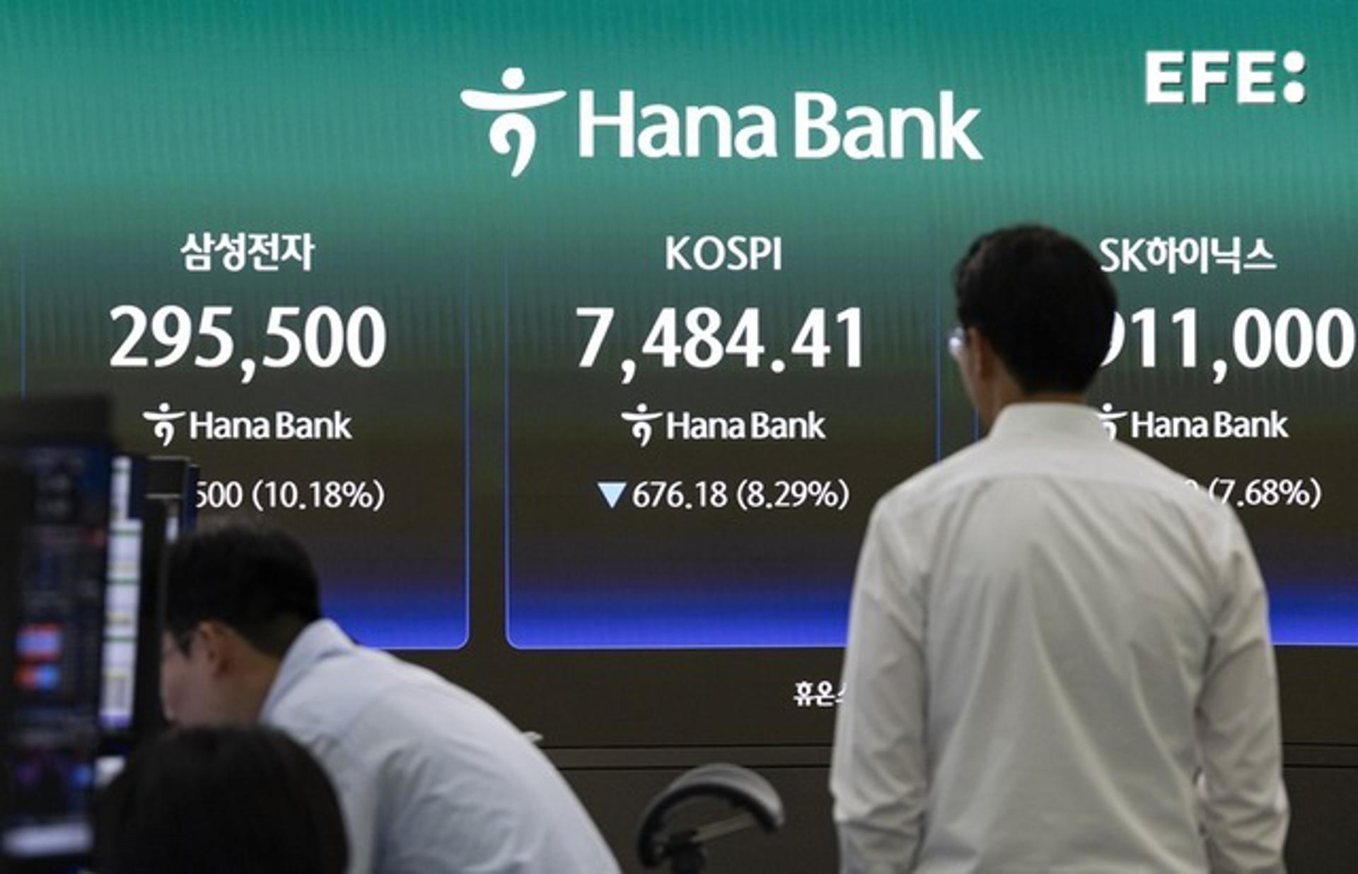 Seúl (Corea del Sur), 08/06/2026.- Operadores surcoreanos trabajan frente a monitores en el Banco Hana en Seúl, Corea del Sur, el 8 de junio de 2026. 
EFE/EPA/JEON HEON-KYUN