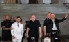 El luchador hispano-georgiano Ilia Topuria (2-i), el presidente de la Ultimate Fighting Championship (UFC), Dana White (c), y el campeón interino de peso ligero de la Ultimate Fighting Championship (UFC), el estadounidense Justin Gaethje (d) reaccionan durante una rueda de prensa este viernes, en Washington (Estados Unidos). EFE/ Octavio Guzmán