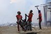 - Manifestantes buscan ayuda para un manifestante herido mientras el gas lacrimógeno inunda la zona durante una protesta contra una instalación de ébola en Nanyuki, Kenia, 09 de junio de 2026. Activistas de derechos humanos salieron a las calles para oponerse al establecimiento de un centro de cuarentena de ébola para ciudadanos estadounidenses en la Base Aérea de Laikipia. Una orden del Tribunal Superior había detenido temporalmente el establecimiento y funcionamiento de la instalación, mientras que informes señalaban que los preparativos continuaban después de que el Secretario del Gabinete de Salud, Aden Duale, defendiera el proyecto como parte de la estrategia de preparación de Kenia para el ébola. (Protestas, Kenia) EFE/EPA/DANIEL IRUNGU