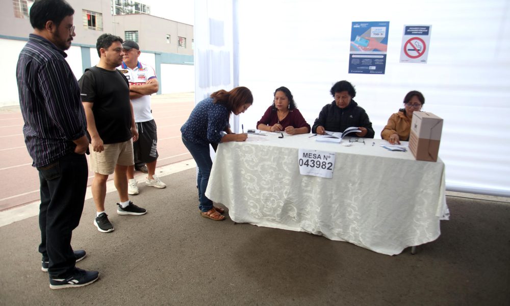 Un grupo de ciudadanos fue captado este domingo al esperar para ejercer su derecho al voto, durante la segunda vuelta de la elecciones presidenciales en Perú, en una mesa de votación, en Lima (Perú). EFE/Paul Vallejos