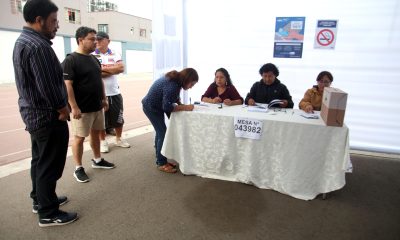 Un grupo de ciudadanos fue captado este domingo al esperar para ejercer su derecho al voto, durante la segunda vuelta de la elecciones presidenciales en Perú, en una mesa de votación, en Lima (Perú). EFE/Paul Vallejos