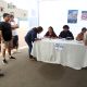 Un grupo de ciudadanos fue captado este domingo al esperar para ejercer su derecho al voto, durante la segunda vuelta de la elecciones presidenciales en Perú, en una mesa de votación, en Lima (Perú). EFE/Paul Vallejos