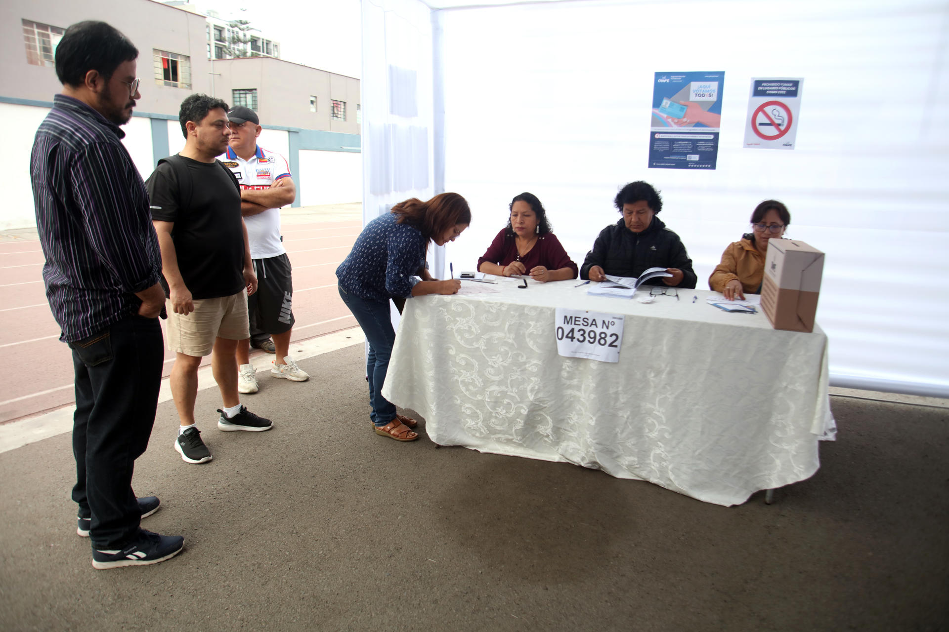 Un grupo de ciudadanos fue captado este domingo al esperar para ejercer su derecho al voto, durante la segunda vuelta de la elecciones presidenciales en Perú, en una mesa de votación, en Lima (Perú). EFE/Paul Vallejos