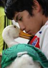 Cristian posan con su pato Merlín durante una entrevista con EFE este viernes, en Ciudad de México (México). EFE/Mario Guzmán