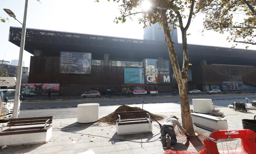 Fotografía del 12 de mayo de 2026 que muestra la fachada del Centro Cultural Gabriela Mistral (GAM), en Santiago (Chile). EFE/ Elvis González