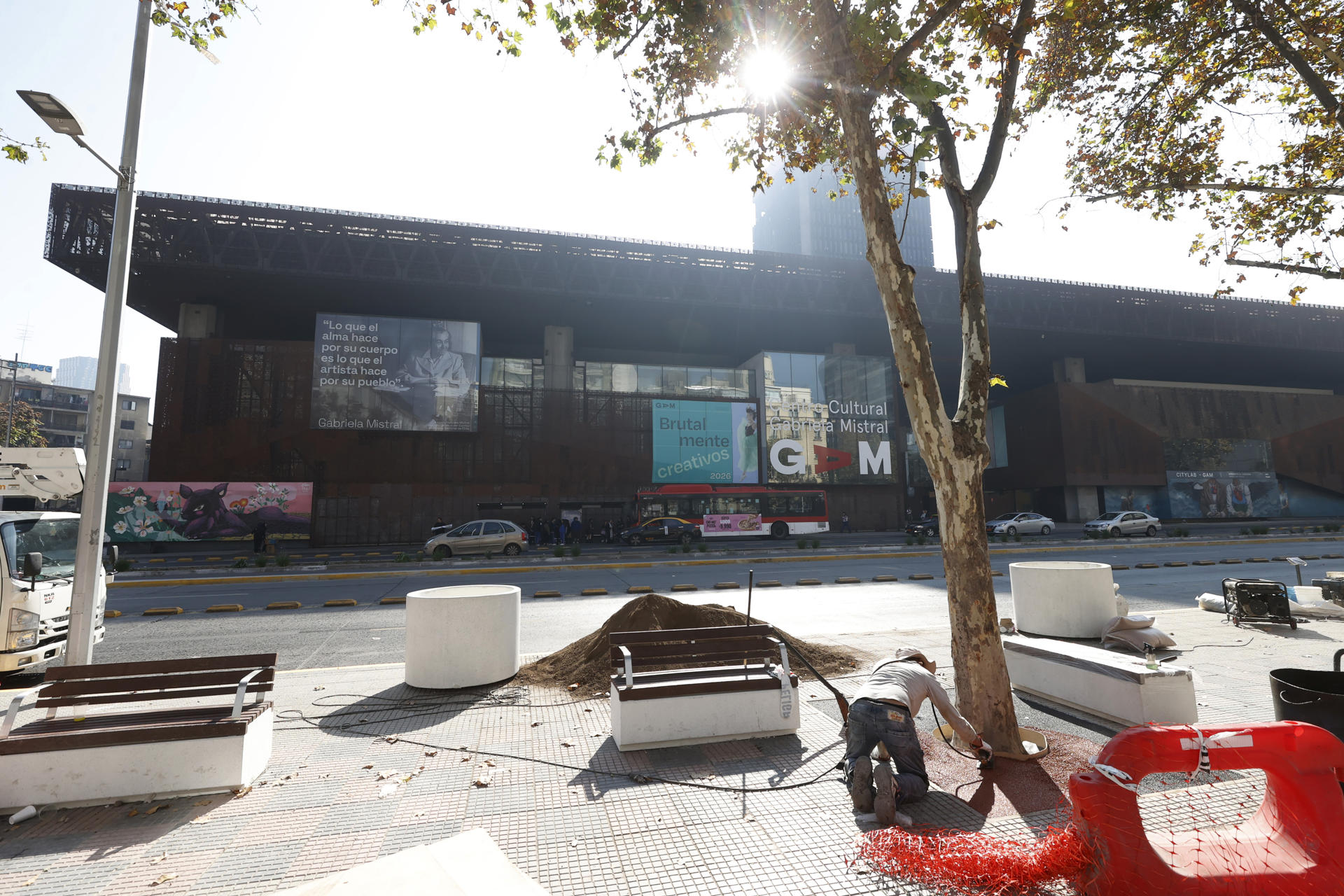 Fotografía del 12 de mayo de 2026 que muestra la fachada del Centro Cultural Gabriela Mistral (GAM), en Santiago (Chile). EFE/ Elvis González