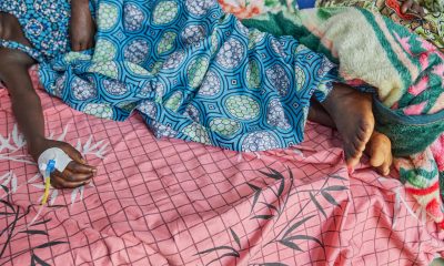 Un paciente en un centro de tratamiento de ébola gestionado por la ONG Alianza para la Acción Médica (ALIMA) en Rwampara, Ituri, República Democrática del Congo, este sábado 20 de junio de 2026. La Organización Mundial de la Salud (OMS) ha advertido de que el brote de ébola en el este de la República Democrática del Congo 'evoluciona muy rápidamente'. EFE/EPA/DIEUDONNÉ DIROLE