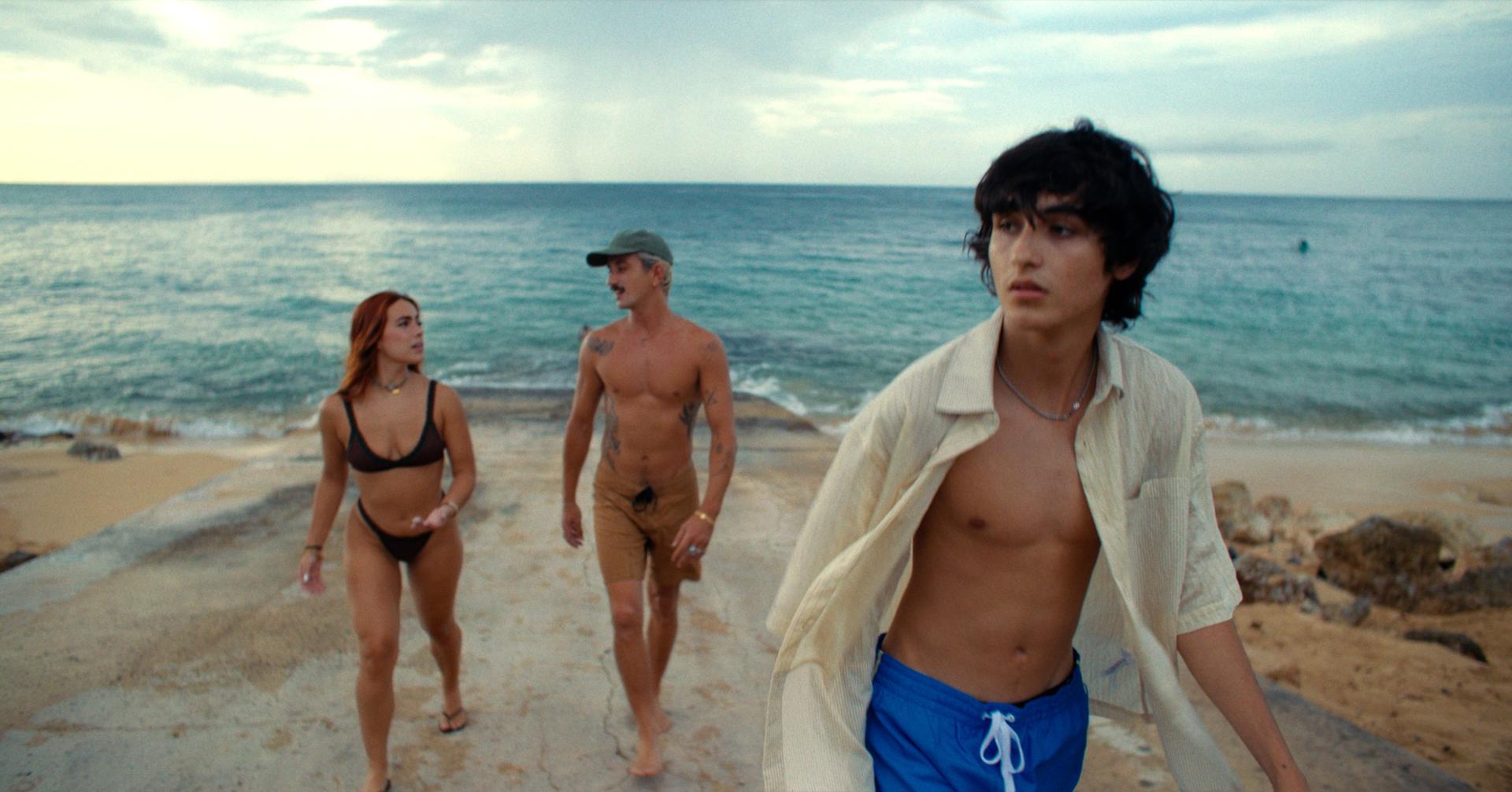 Fotograma cedido por M Ruiz Entertainment que muestra a Kiki Montilla como Kike, Paolo Jose Schoene como Luife, y Marcel Ruiz como Javi, durante una escena de la película 'Summer of Three' que se estrena este lunes en el festival de Tribeca, en Nueva York (EE.UU). EFE/ M Ruiz Entertainment /SOLO USO EDITORIAL/ NO VENTAS/ SOLO DISPONIBLE PARA ILUSTRAR LA NOTICIA QUE ACOMPAÑA (CRÉDITO OBLIGATORIO)