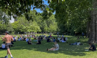 Varias personas aprovechan la sombre de los árboles en un parque de Londres este martes.EFE/ Luis Campello Agullo