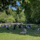 Varias personas aprovechan la sombre de los árboles en un parque de Londres este martes.EFE/ Luis Campello Agullo