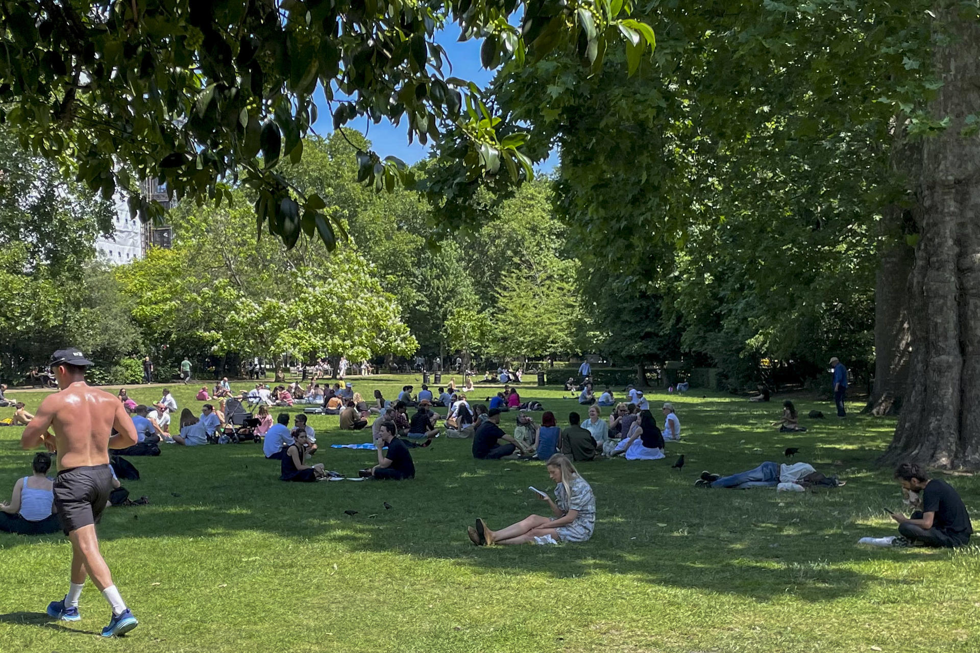 Varias personas aprovechan la sombre de los árboles en un parque de Londres este martes.EFE/ Luis Campello Agullo