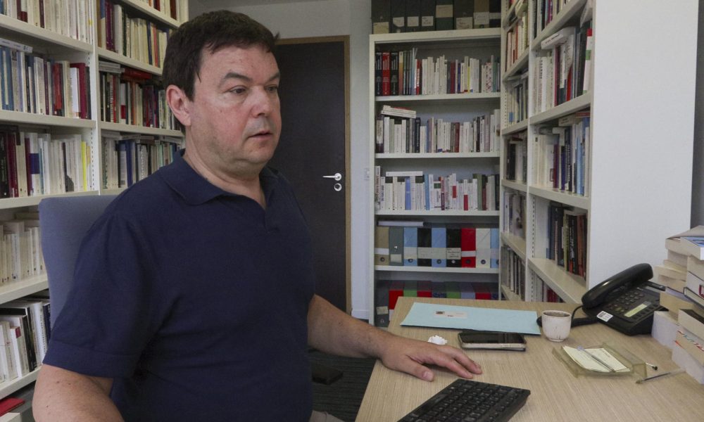 El economista francés Thomas Piketty, codirector del Laboratorio de la Desigualdad Mundial durante un momento de la entrevista con la Agencia EFE en París. Limitar el calentamiento global a los objetivos que se fijó la comunidad internacional en la cumbre climática de París en 2015 necesita un proyecto de justicia social a escala global mediante impuestos a los ricos, pero también un modelo económico de sobriedad. EFE/ Edgar Sapiña Manchado