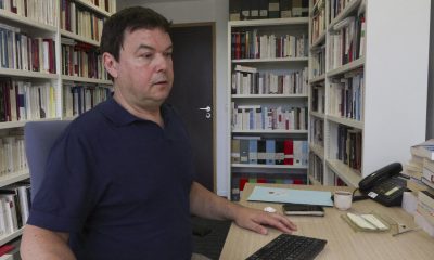 El economista francés Thomas Piketty, codirector del Laboratorio de la Desigualdad Mundial durante un momento de la entrevista con la Agencia EFE en París. Limitar el calentamiento global a los objetivos que se fijó la comunidad internacional en la cumbre climática de París en 2015 necesita un proyecto de justicia social a escala global mediante impuestos a los ricos, pero también un modelo económico de sobriedad. EFE/ Edgar Sapiña Manchado