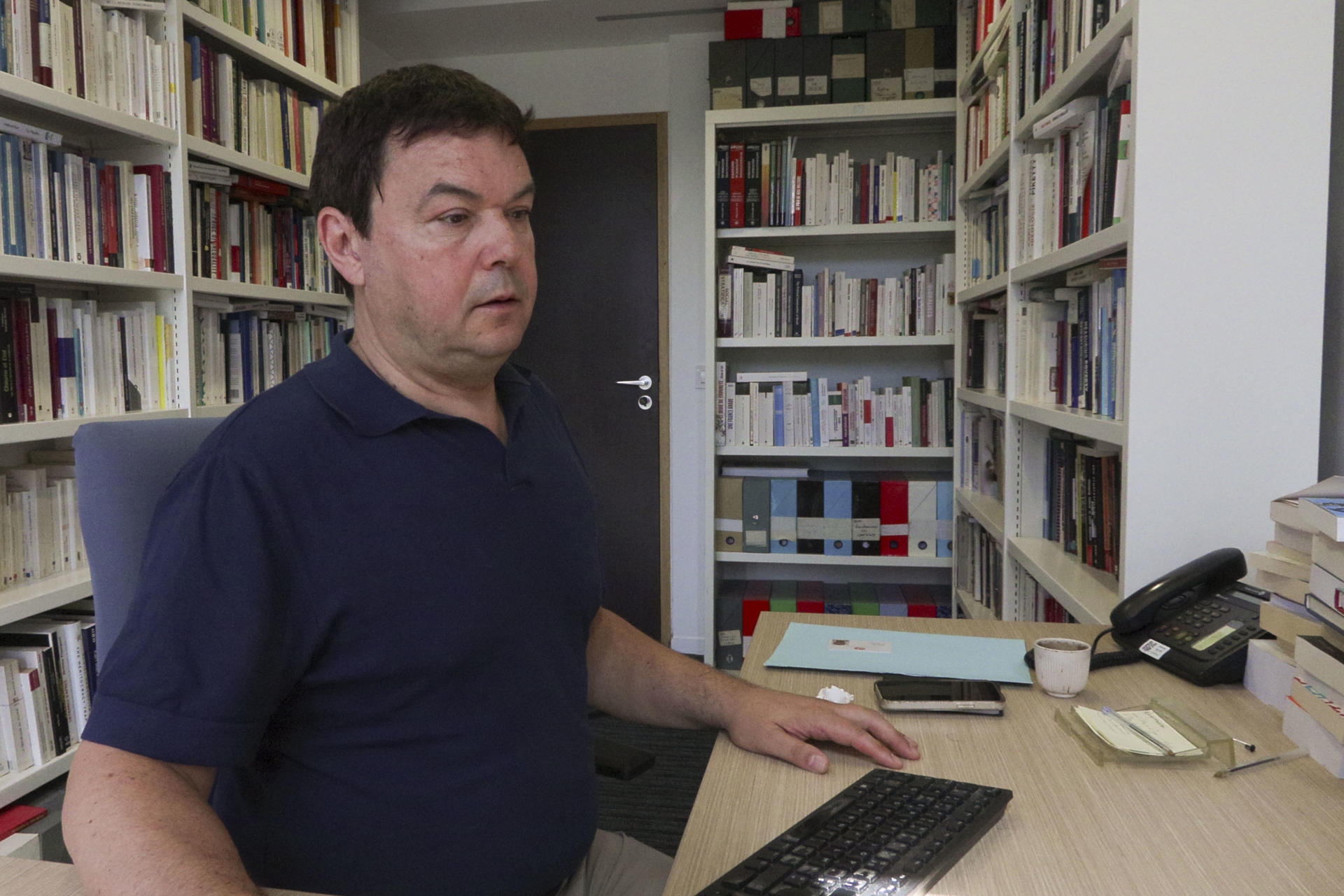 El economista francés Thomas Piketty, codirector del Laboratorio de la Desigualdad Mundial durante un momento de la entrevista con la Agencia EFE en París. Limitar el calentamiento global a los objetivos que se fijó la comunidad internacional en la cumbre climática de París en 2015 necesita un proyecto de justicia social a escala global mediante impuestos a los ricos, pero también un modelo económico de sobriedad. EFE/ Edgar Sapiña Manchado