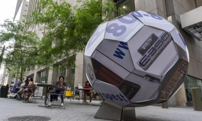 Fotografía que muestra la escultura de un balón del artista Mario Ayala llamada "Hygiene" que se expone para dar la bienvenida al Mundial de la FIFA 2026 junto a otros artistas este jueves, en lugares populares de Nueva York y Nueva Jersey (Estados Unidos). EFE/Ángel Colmenares