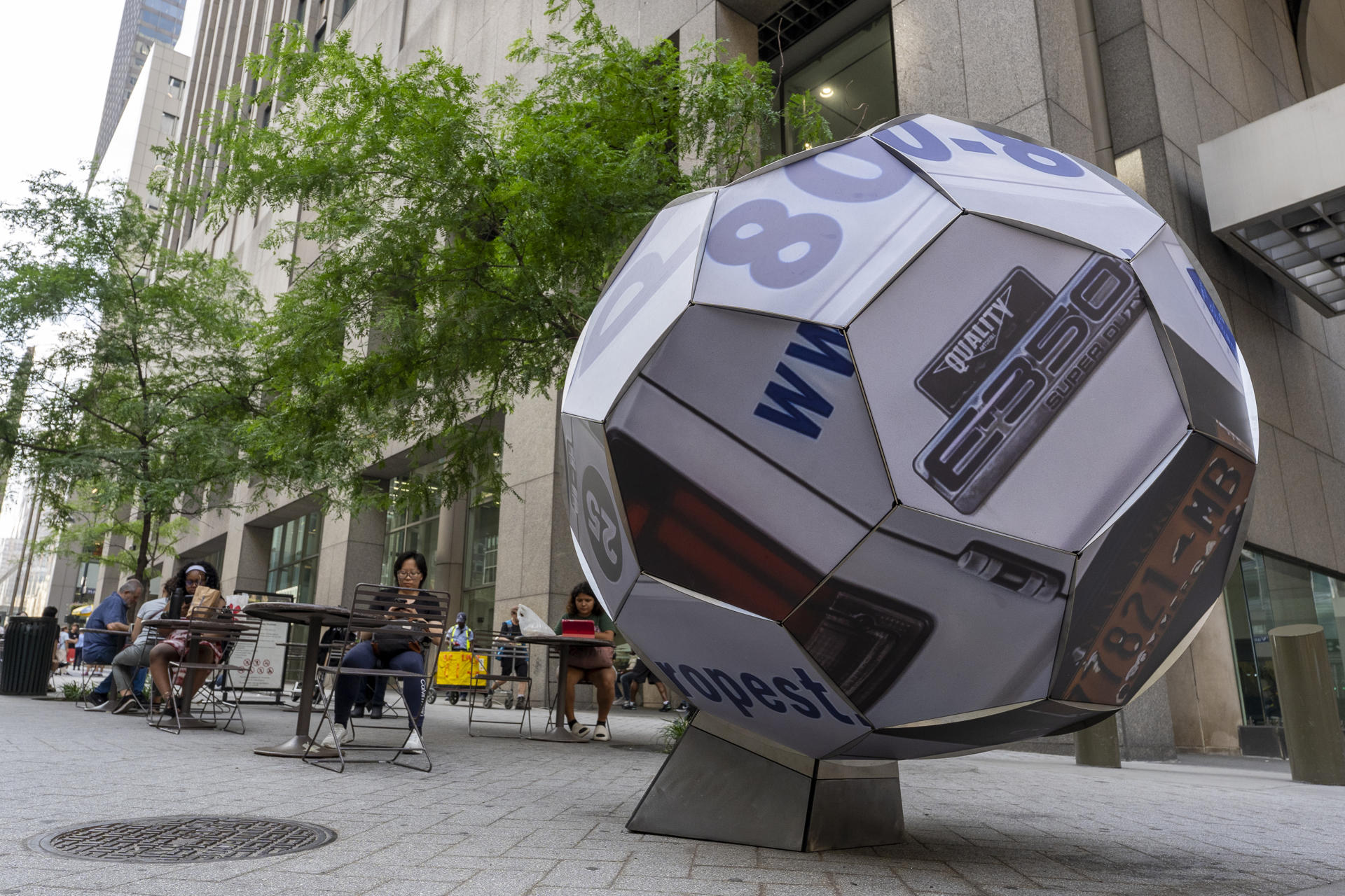 Fotografía que muestra la escultura de un balón del artista Mario Ayala llamada "Hygiene" que se expone para dar la bienvenida al Mundial de la FIFA 2026 junto a otros artistas este jueves, en lugares populares de Nueva York y Nueva Jersey (Estados Unidos). EFE/Ángel Colmenares