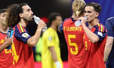 Los españoles Marc Cucurella (i) y Gavi (d), durante la pausa de hidratación en el partido disputado contra Cabo Verde en el Mundial de Estados Unidos, México y Canadá. EFE/RONALD WITTEK