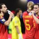 Los españoles Marc Cucurella (i) y Gavi (d), durante la pausa de hidratación en el partido disputado contra Cabo Verde en el Mundial de Estados Unidos, México y Canadá. EFE/RONALD WITTEK