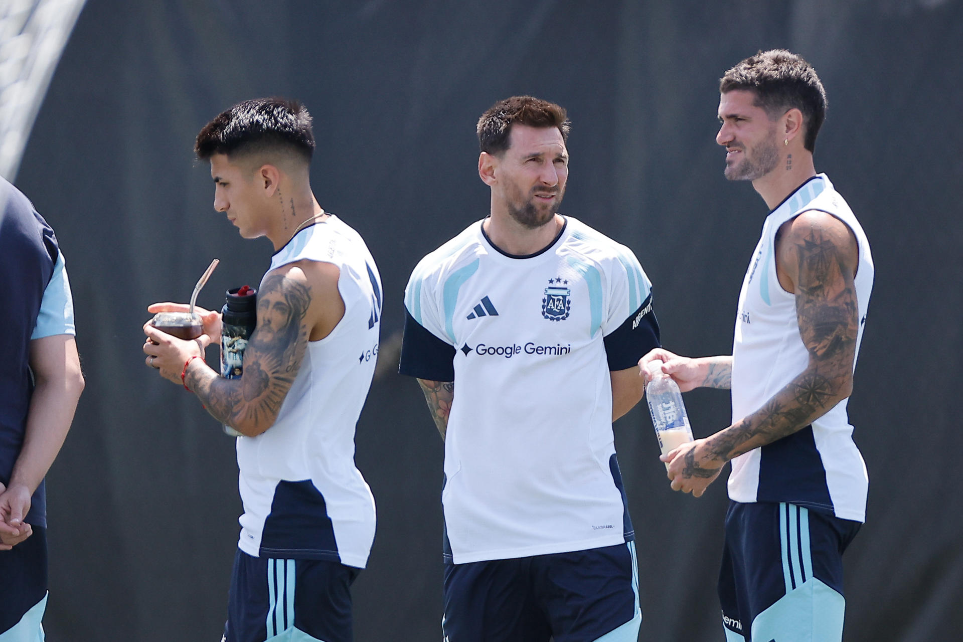 El delantero de Argentina Lionel Messi (c) durante una sesión de entrenamiento en Kansas City (EE.UU.), de cara al partido del grupo J del Mundial 2026 que disputarán contra Austria. EFE/ Juan Ignacio Roncoroni