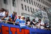 Los aficionados celebran durante el desfile de la victoria y mitin de los New York Knicks, que celebran haber ganado las Finales de la NBA 2026 en Nueva York (EE.UU.). EFE/KENA BETANCUR